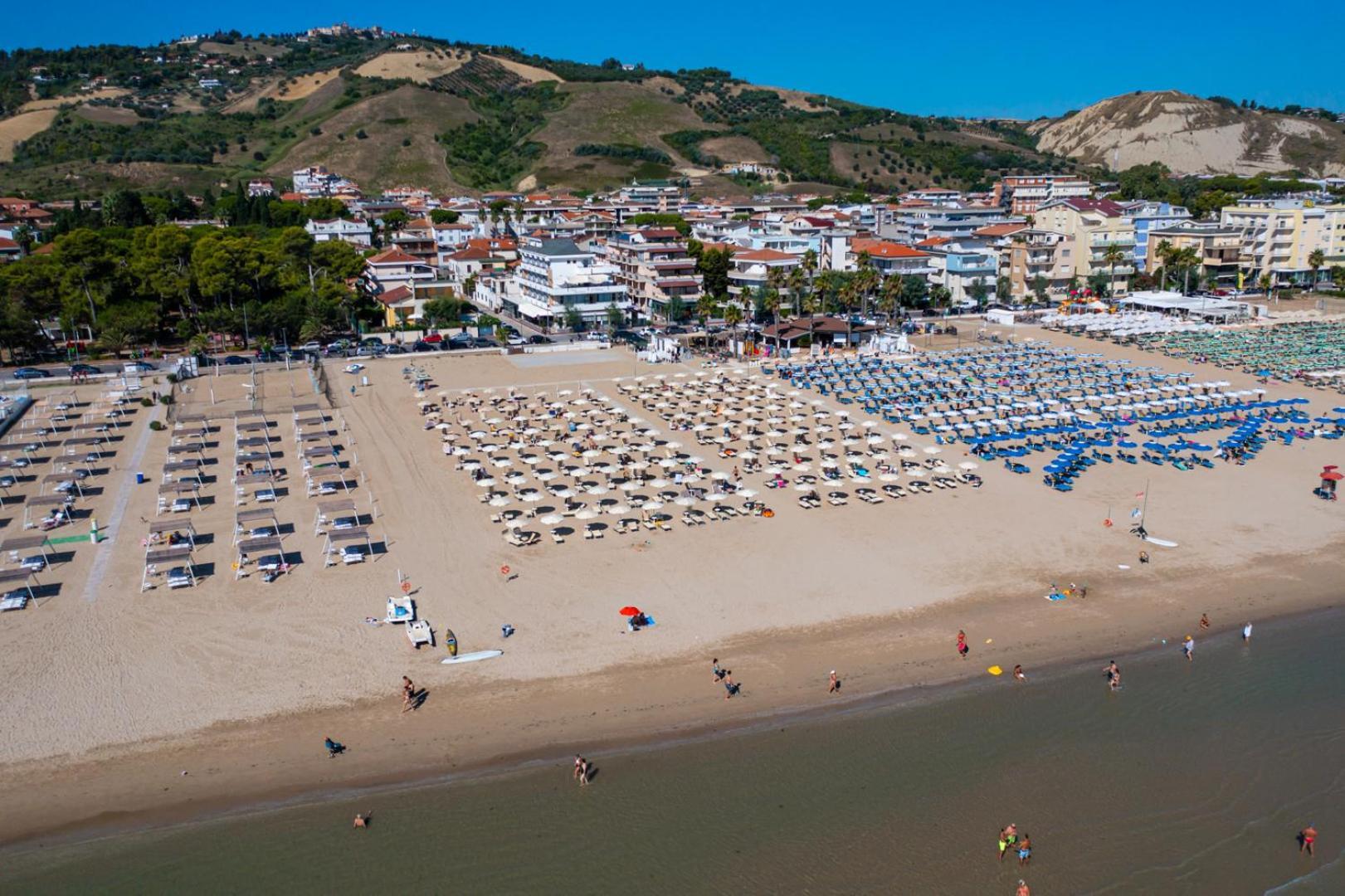 Hotel Il Moro Roseto Degli Abruzzi Esterno foto