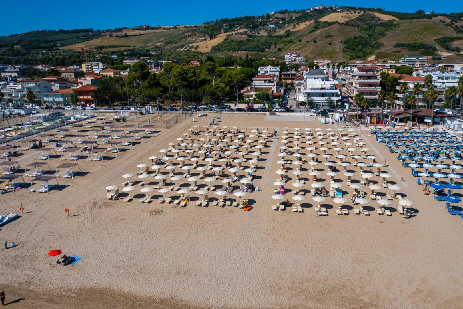 Hotel Il Moro Roseto Degli Abruzzi Esterno foto